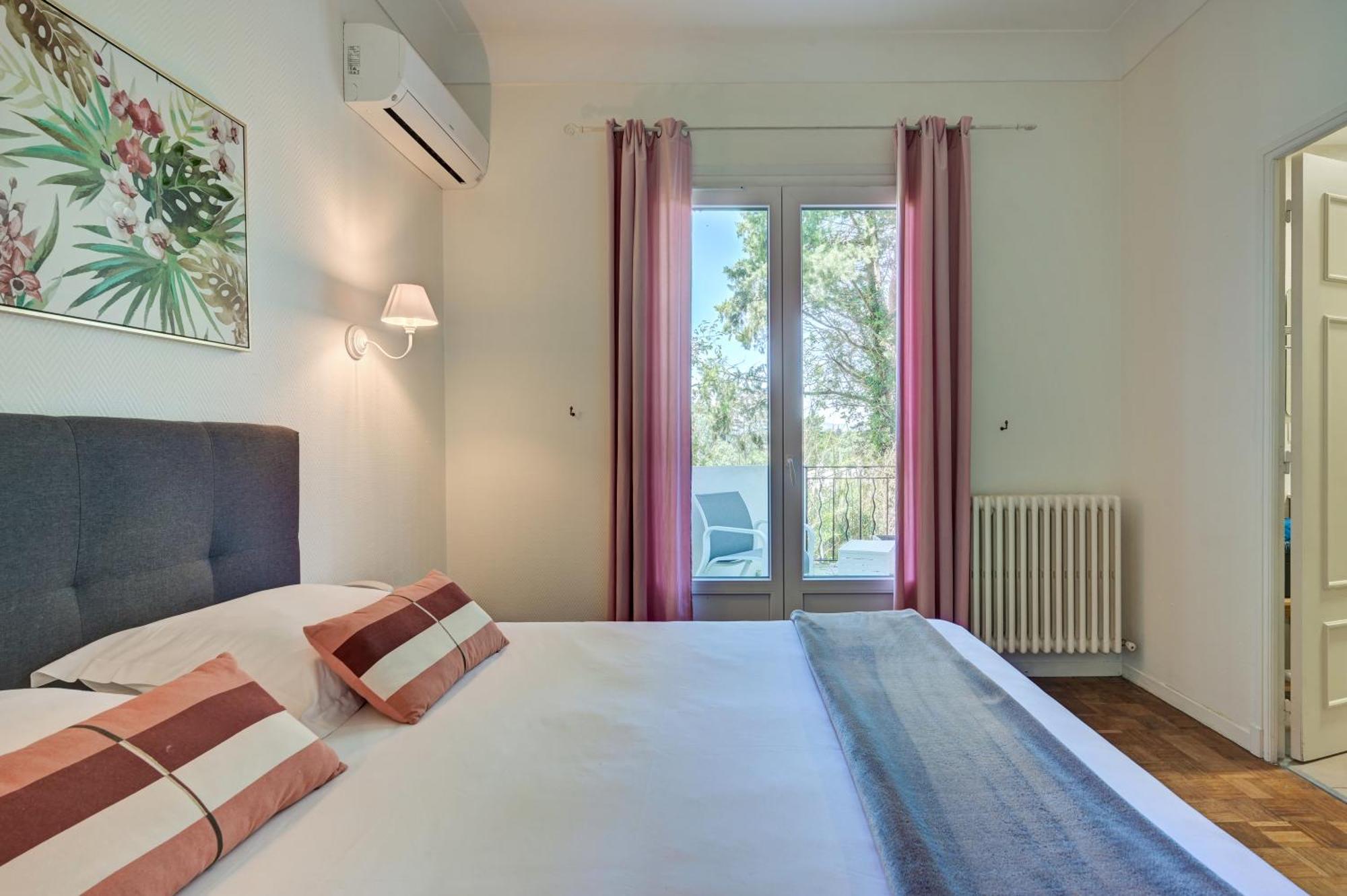 Logis Hotel Le Blason De Provence Monteux Exterior foto