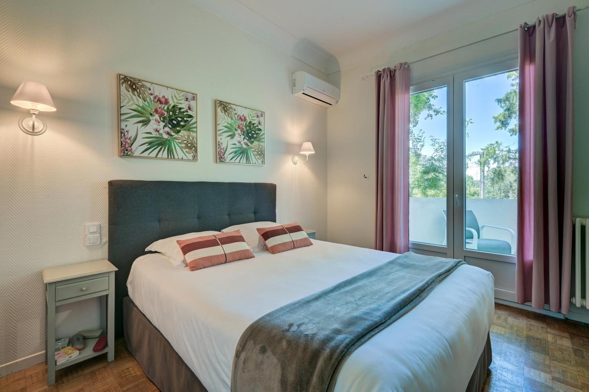 Logis Hotel Le Blason De Provence Monteux Exterior foto