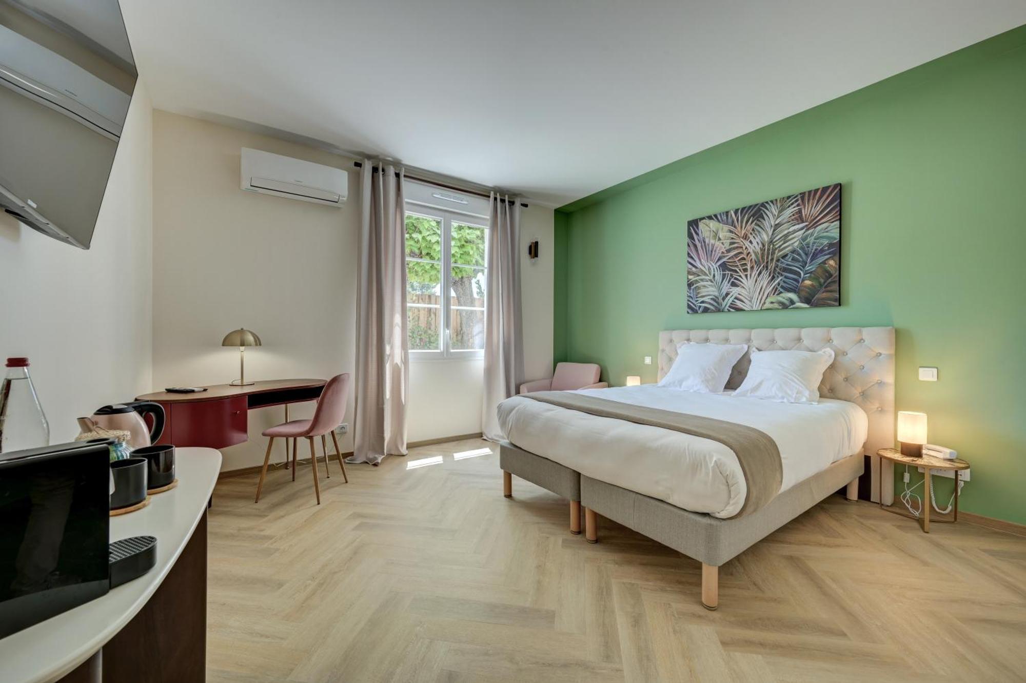 Logis Hotel Le Blason De Provence Monteux Exterior foto