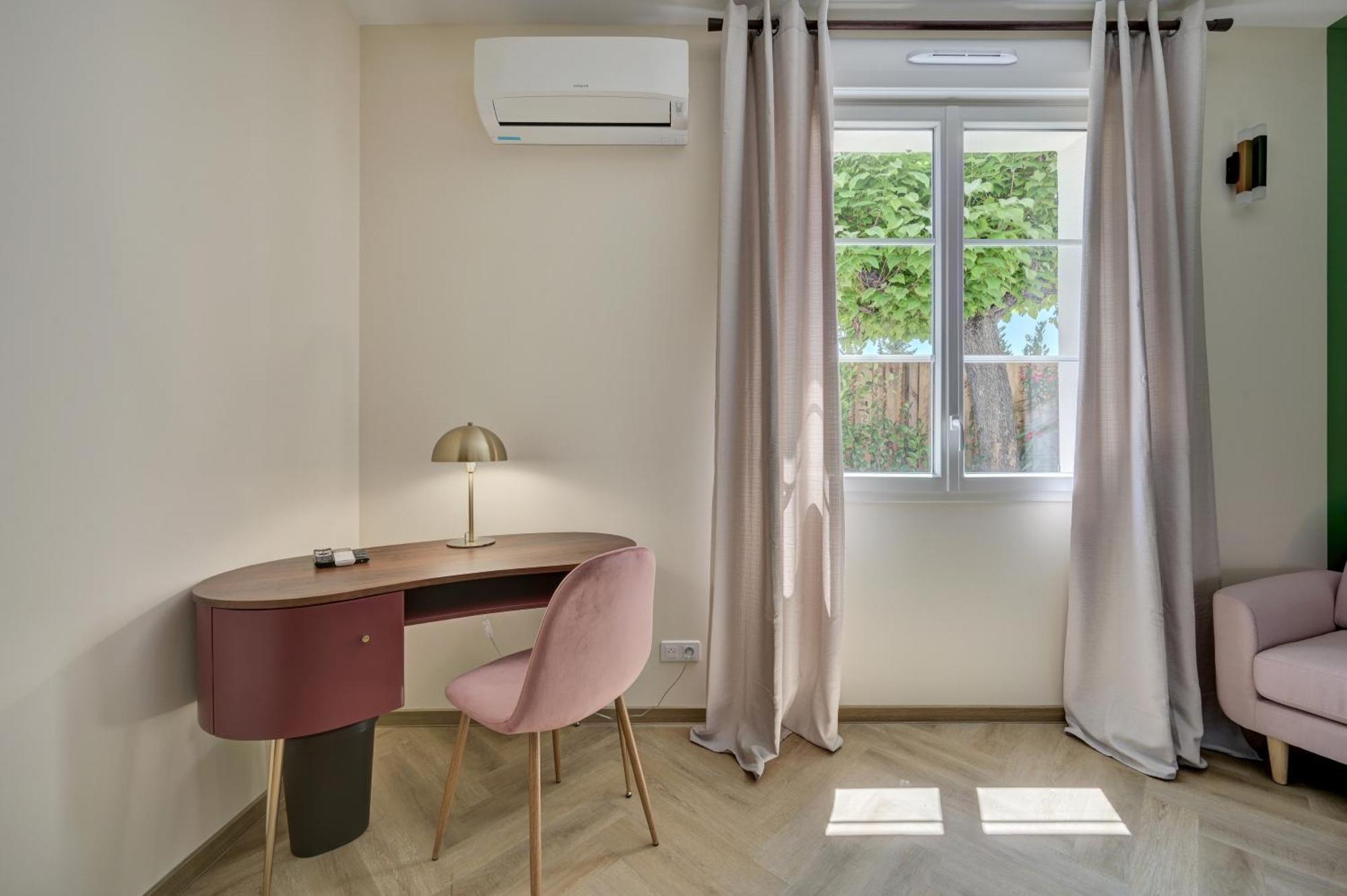Logis Hotel Le Blason De Provence Monteux Exterior foto